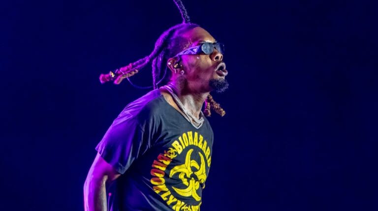 Offset : victime d’une fusillade, il revient sur scène… en fauteuil roulant !