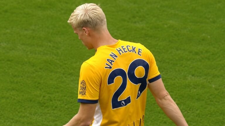 Mercato – Brighton : Tottenham met la pression pour Jan Paul Van Hecke