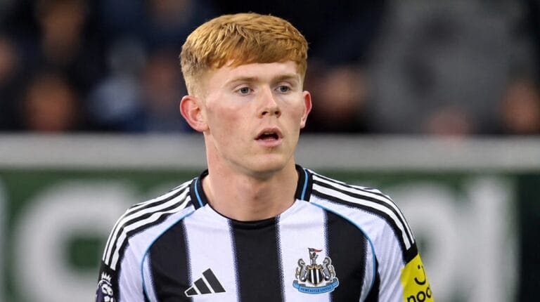 Mercato – Newcastle : Lewis Hall intéresse-t-il toujours Manchester United ? Réponse
