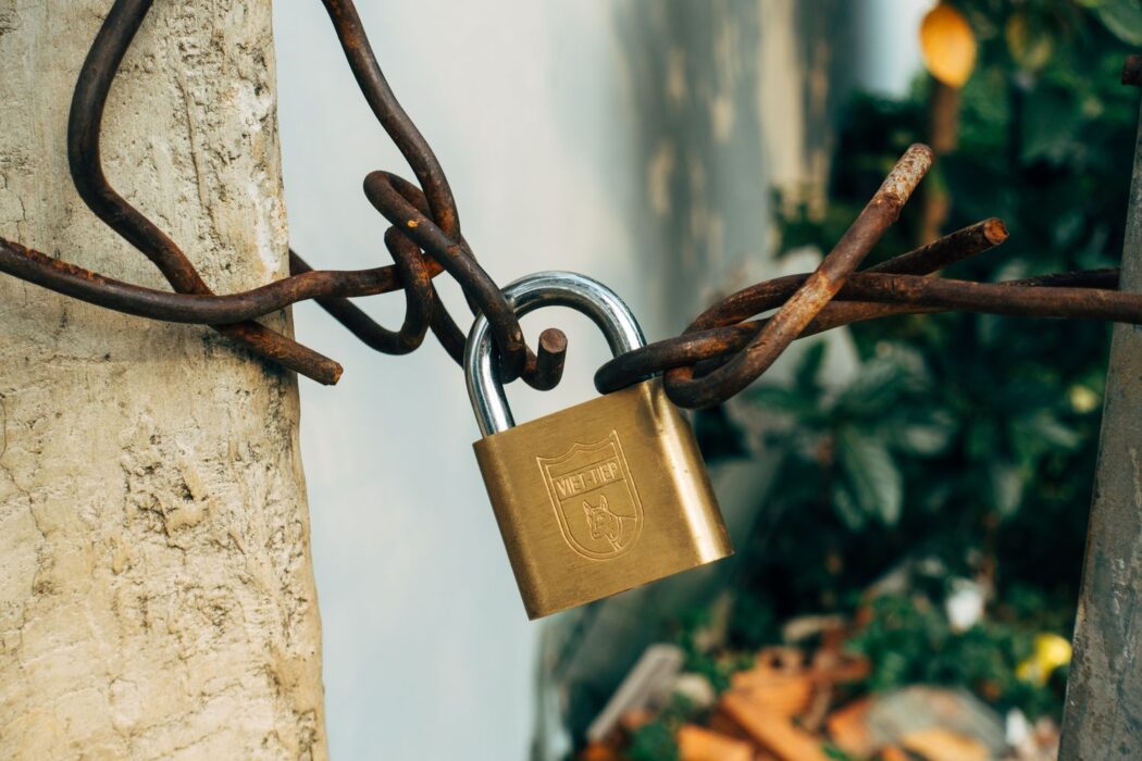 Cadenas en laiton fixé sur un câble métallique rouillé, sécurité casino en ligne