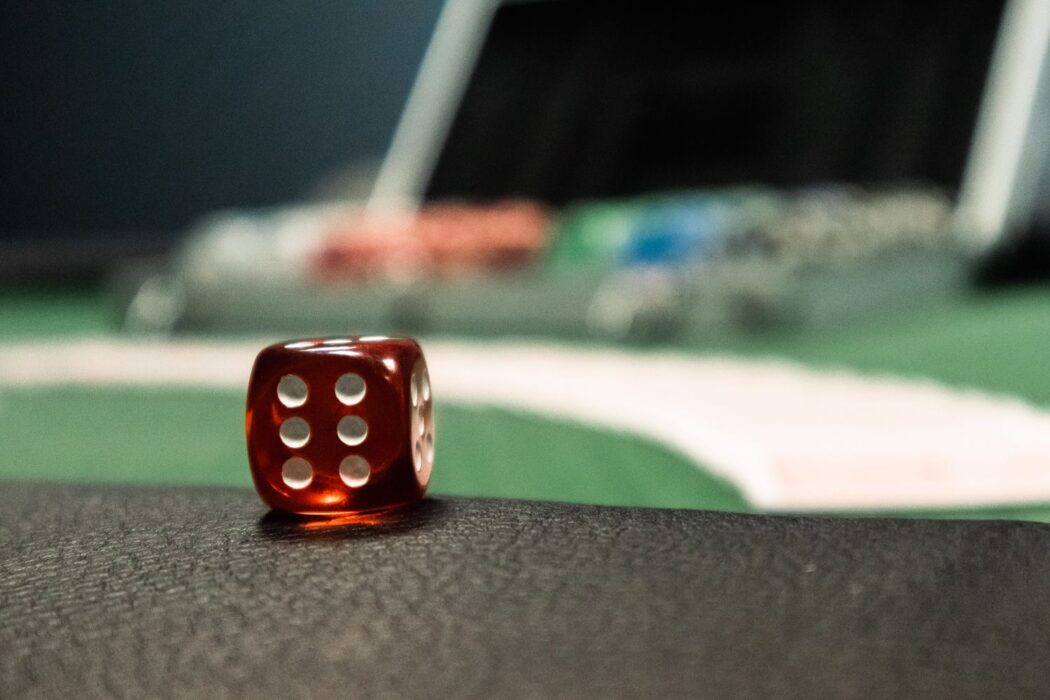 Dé rouge en gros plan sur un tapis de casino, pari international