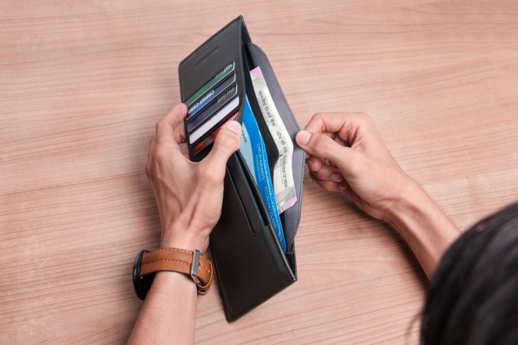 Gros plan sur un portefeuille avec espèces et cartes, comparaison méthodes de paiement casino