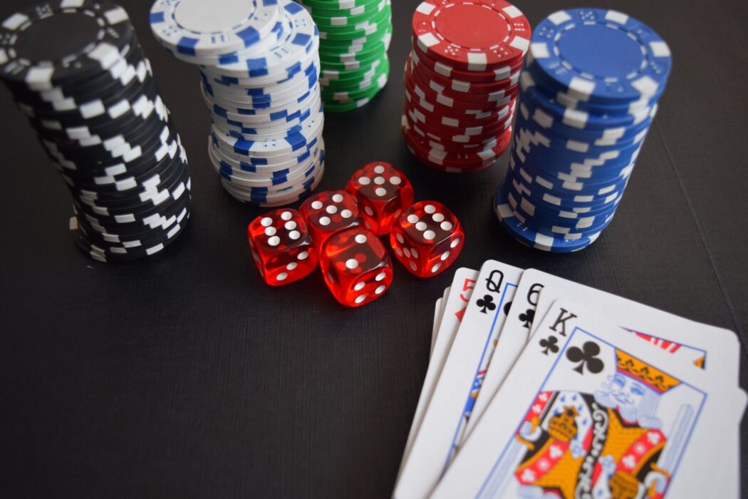 Jetons de casino, dés et cartes à jouer sur une table pour cash game ou tournoi