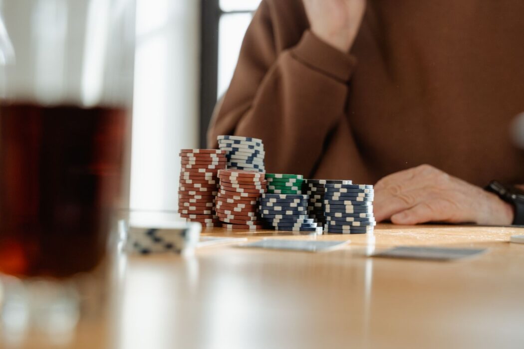 Jetons de poker colorés et cartes à jouer sur une table en bois