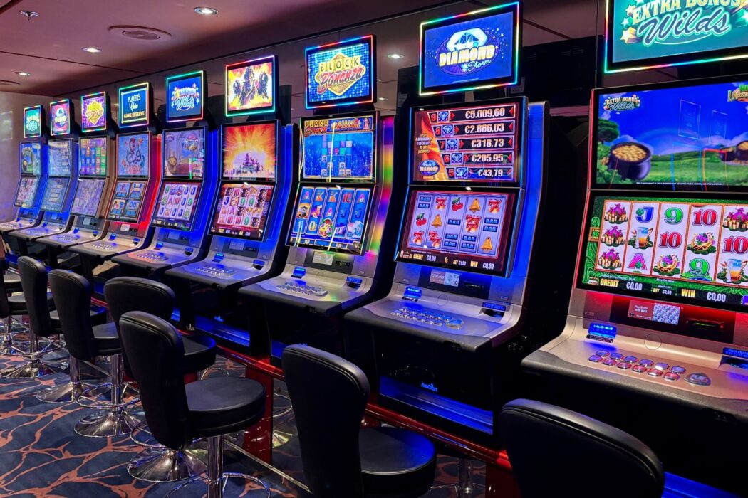 Machines à sous de casino aux écrans colorés et lumineux, sans joueurs, RTP