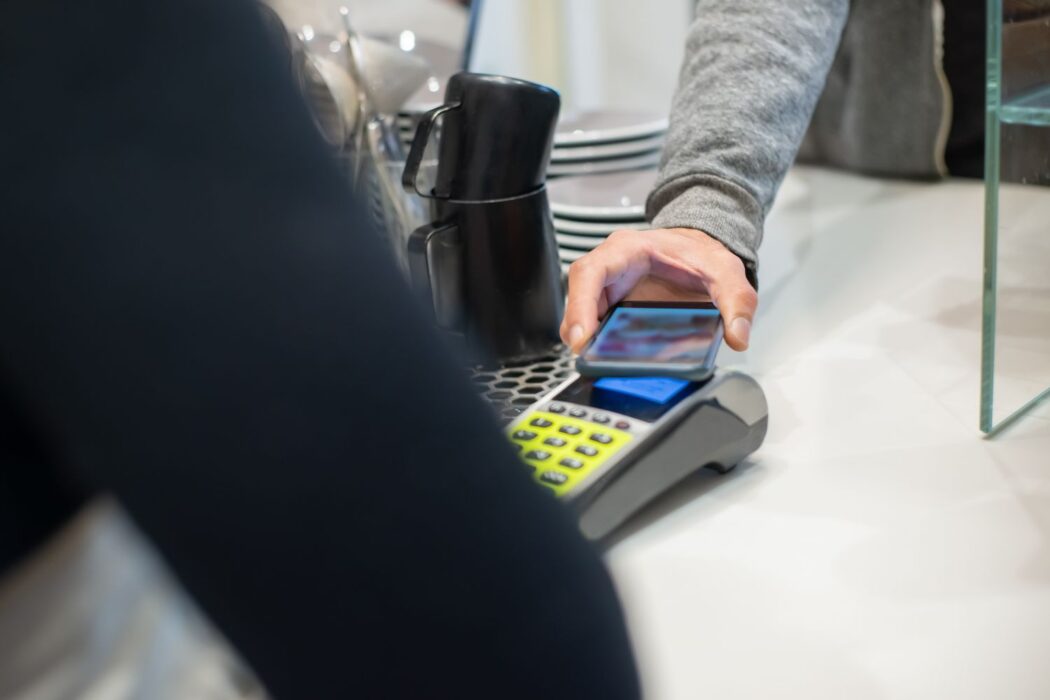 Paiement sans contact par smartphone au comptoir, pour retrait instantané paris sportif