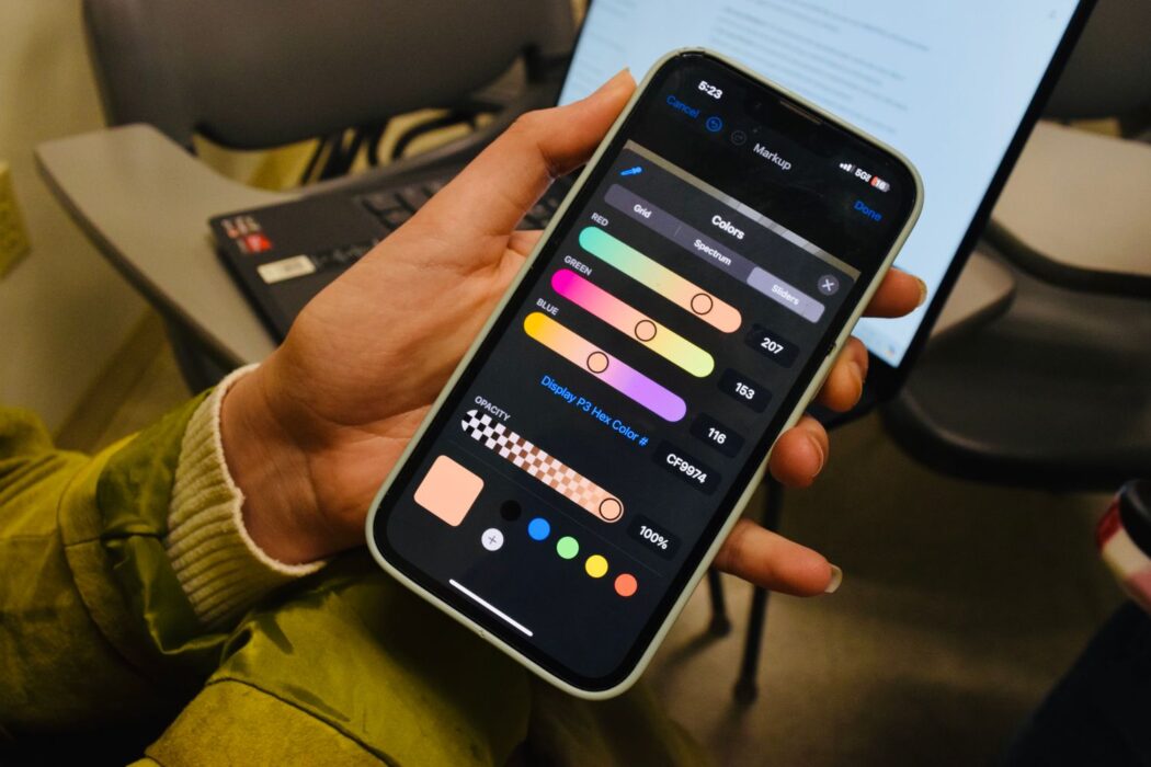 Personne réglant les options de couleurs d'une application poker sur smartphone