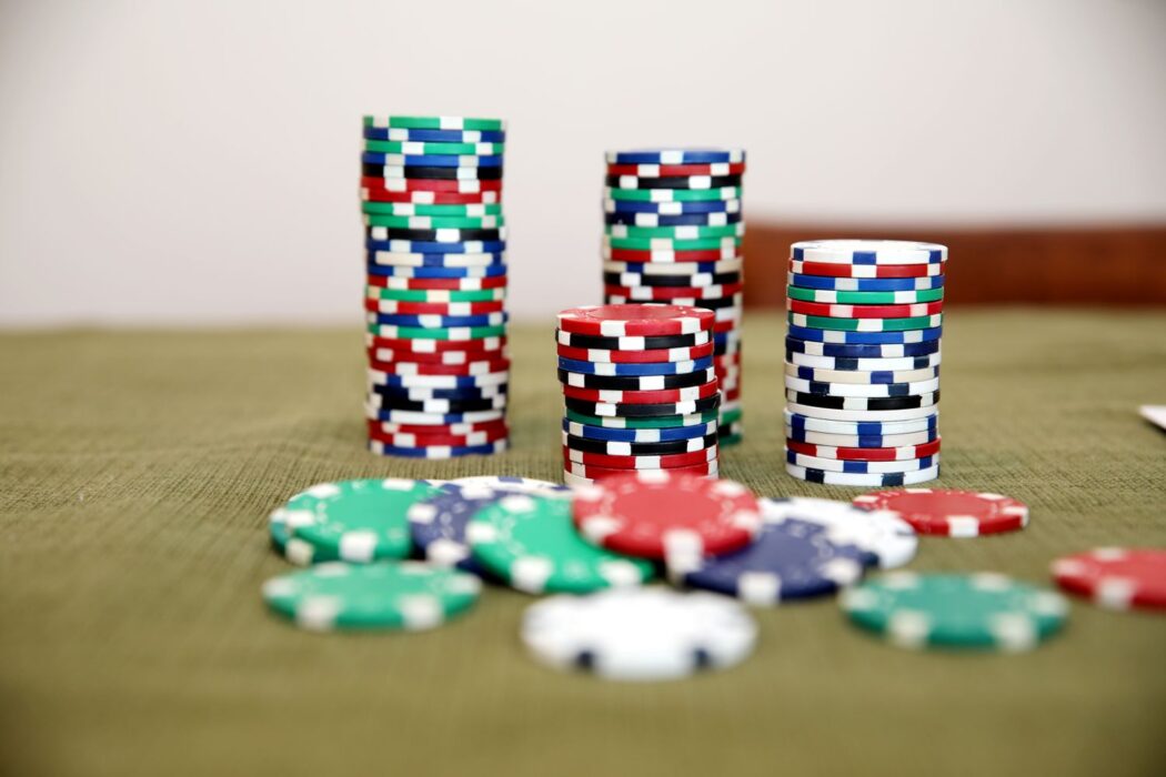 Piles de jetons de poker colorés sur table verte pour gérer sa bankroll