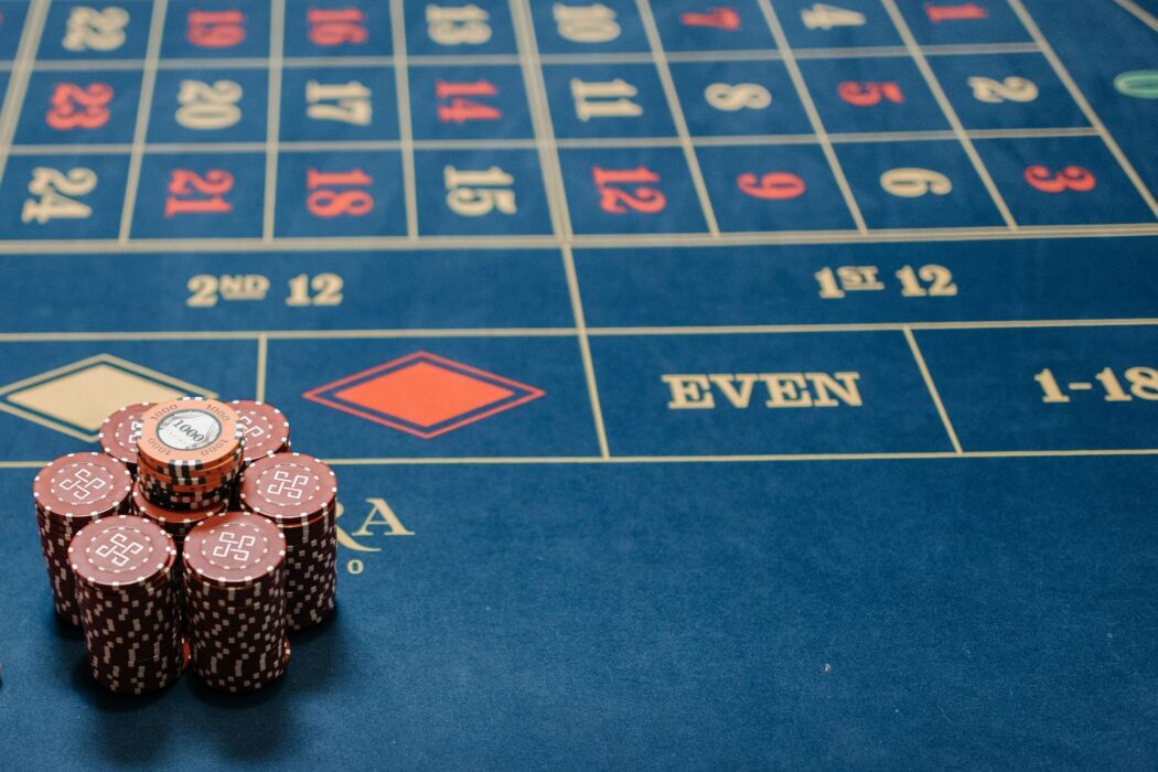 Table de roulette avec piles de jetons de poker pour parier en direct