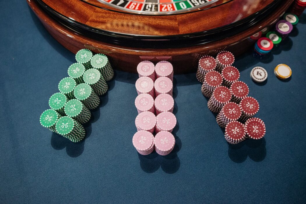 Vue aérienne d'une table de roulette avec jetons de poker empilés, casino légal